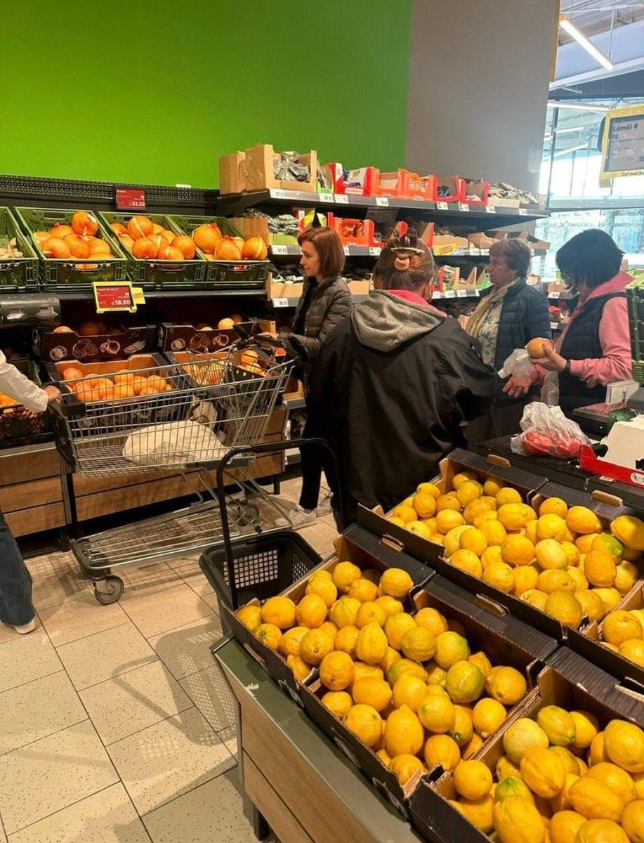 Маленькая женщина в продуктовом магазине,президент маленькой европейской страны🇦🇩