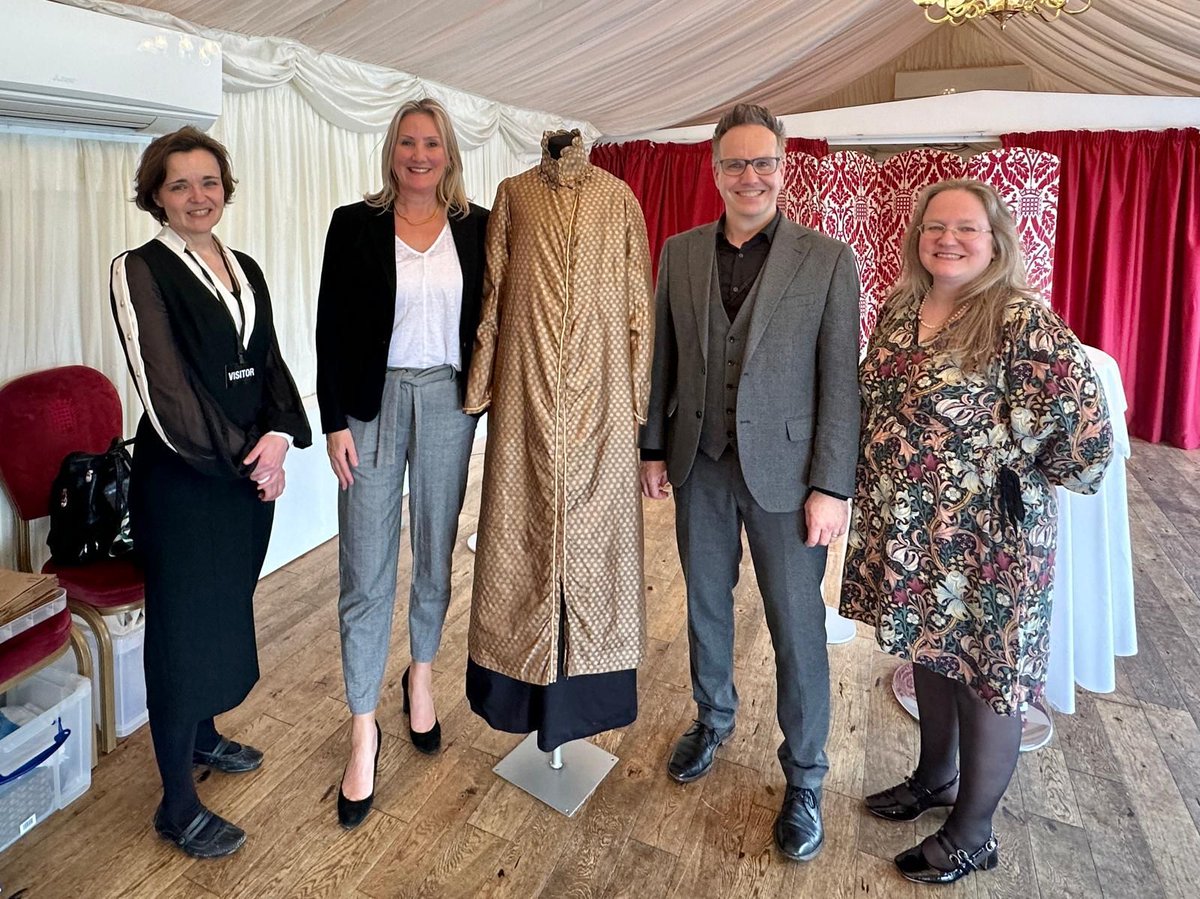 A pleasure to meet reps from @hantsculture & @nmdcnews to talk about the massive benefit museums like @GMuseumGallery bring to local economies. On display was this fine coat which belonged to one of Hants's most famous (and surprisingly tall!) women. Any guesses whose it is?