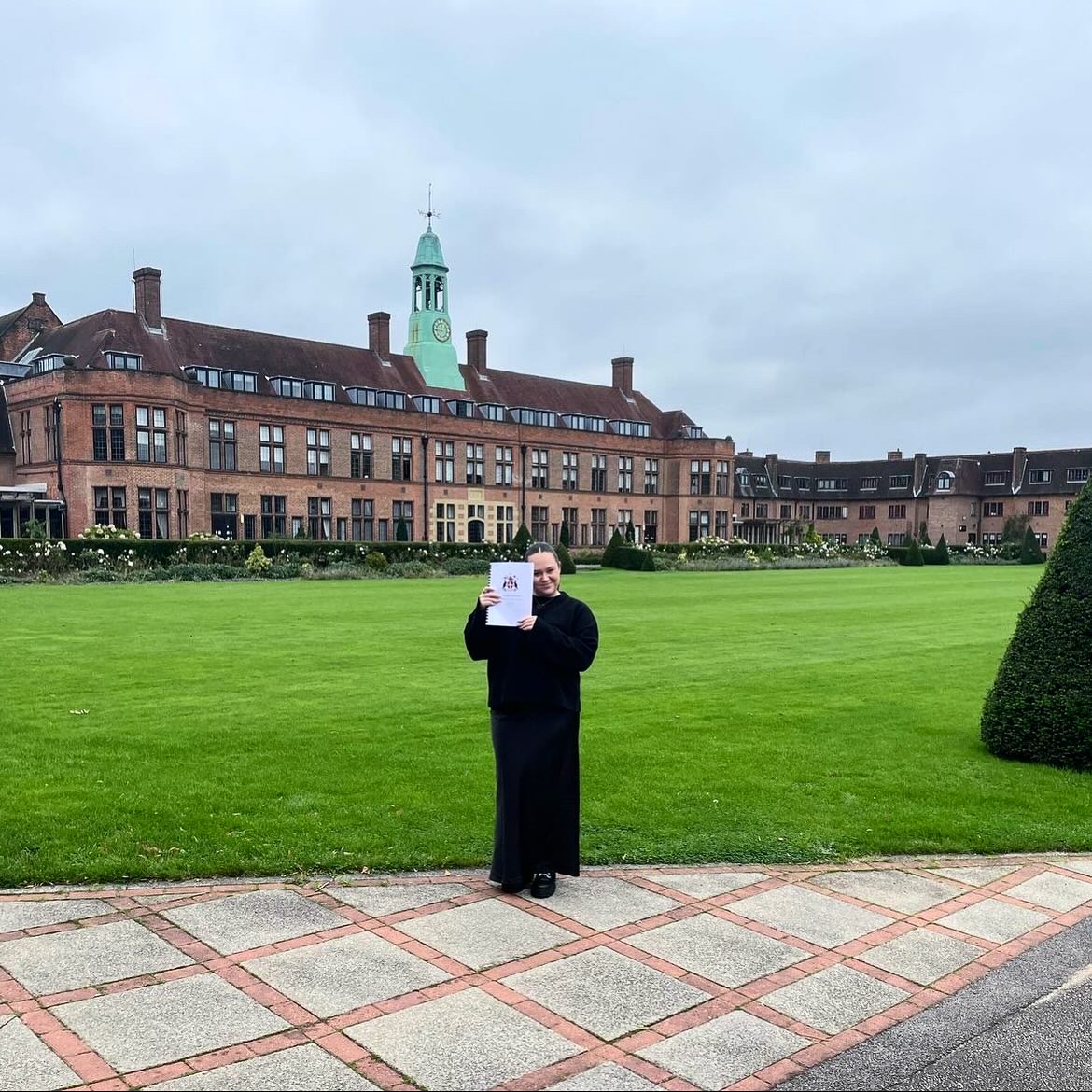 Happy ‘dissertation is done’ day! 🥳 We’ll be on campus today offering professional photos of the iconic dissertation photo 📸 📍 Fountain, 11:30 - 1:30 📍 Rectors Lawn, 2:30 - 3:30