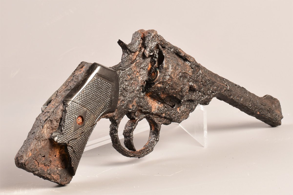 During the preparation works for a new allotment in Zonnebeke, archaeologists found a British Webley Mk. VI .455 revolver, a drum revolver carried by officers and soldiers of the Machine Gun Corps, dating from the Battle of Passchendaele. On display in the museum since this year.