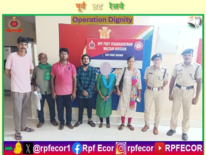@RPF_INDIA Acting upon a Rail Madad complaint, RPF/Vishakhapatnam rescued a missing lady, aged 35 years from train No.17479 at Vishakhapatnam Station on 8th May 2024 & handed over to her relative under proper acknowledgement.
#OperationDignity
