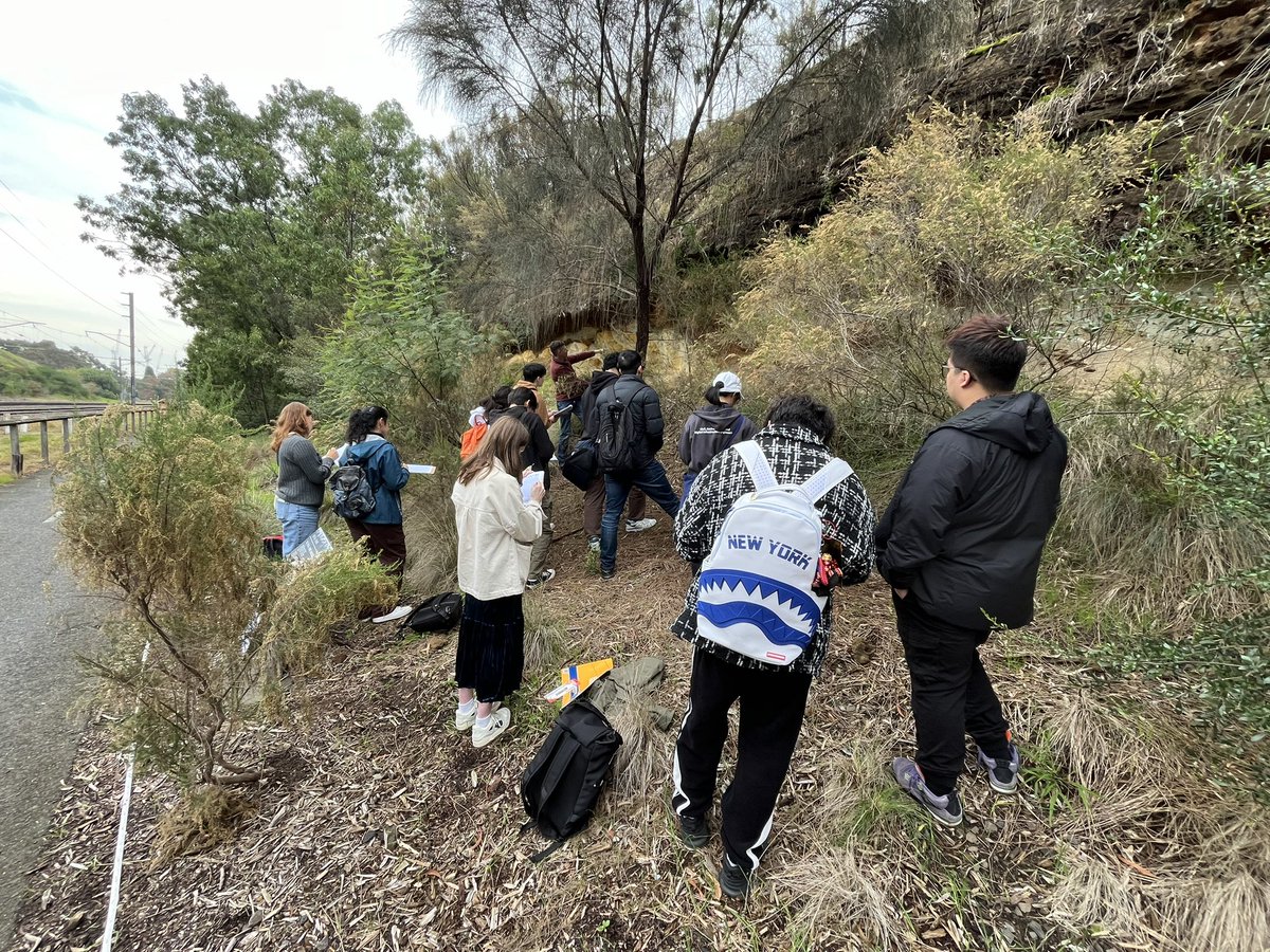 Our @FEITUniMelb students are very lucky to learn from our two experienced industry guest lecturers in our very first geology field trip for ENEN20002 Earth Processes for Engineering! It is really useful to see how theory is applied in practice!