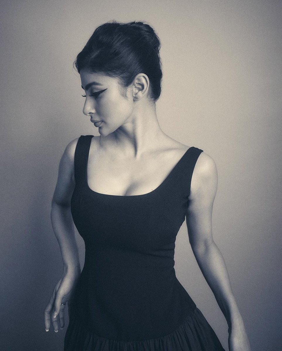 Mouni Roy's Gorgeous Look In Black Dress 🖤 #MouniRoy #bollywoodactress #trending #viral #explore #explorepage #photooftheday #gorgeous #black @Roymouni