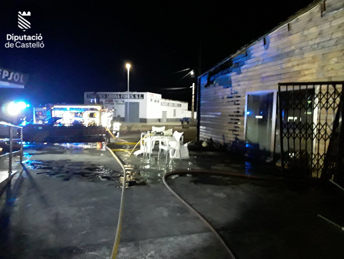 Efectivos @BombersDipcas parque Plana Alta han intervenido esta madrugada en la extinción del incendio de un bar en #LesCovesdeViromà. El fuego ha afectado a gran parte de las instalaciones del local que estaba recubierto de madera. Ninguna persona afectada.