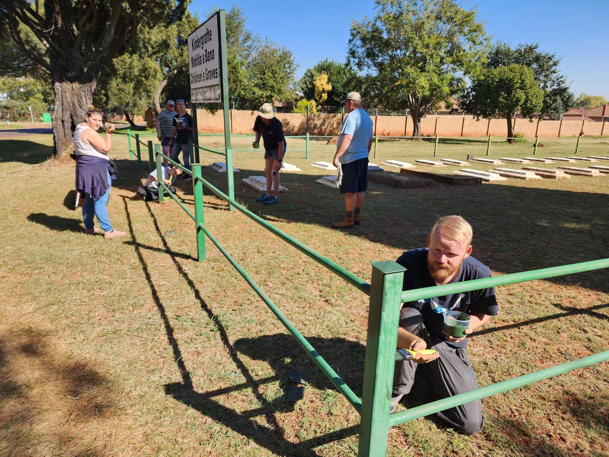 Heining om kindergrafte opgeknap by Middelburg-konsentrasiekamp afriforum.co.za/heining-om-kin…