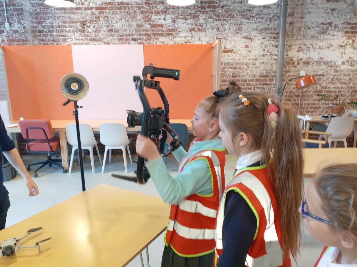 Children from years 4 and 5 took part in an immersive technology session at Market Hall yesterday. They had a brilliant time! Thank you @realideasorg and @gafutch