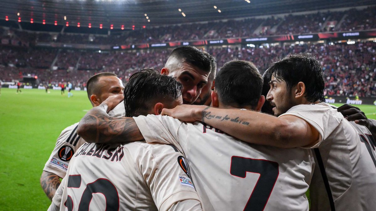 lostoronzo's tweet photo. Grazie alla Roma per la serata di emozioni,creata dal nulla con la tigna.
Grazie ai giocatori che ci hanno messo quello che avevano.
Grazie ai 2000 della BayArena,sentire solo la loro voce in quei 20 minuti è un'emozione indimenticabile. 
Grazie Mister, che tieni insieme tutto. https://t.co/Gq9XwGfsUH