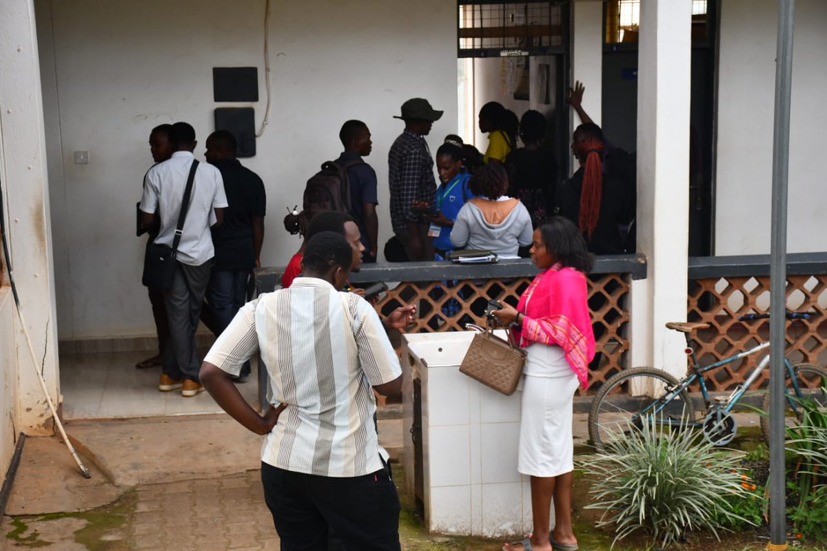 Several @StatisticsUg enumerators are stranded at Mbarara City council offices with faulty tablets which they are supposed to use to collect data from residents of Mbarara City during the national housing and population census. They say they can't go to the field with faulty…