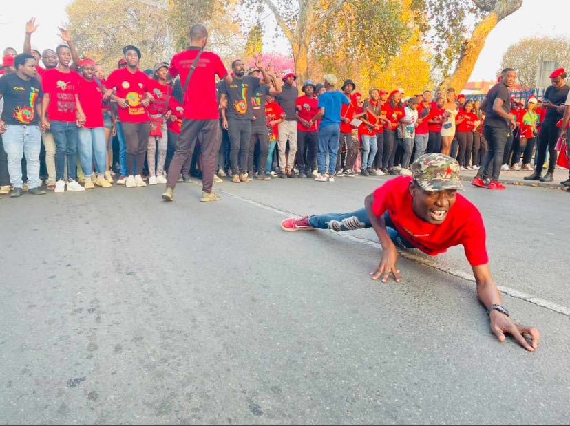 [Picture] A Fighter demonstrating a showcasing power of what is a Battalion

#MlungisiMadonselaBattalion
#VoteEFF2024 
#Julius
#Malema