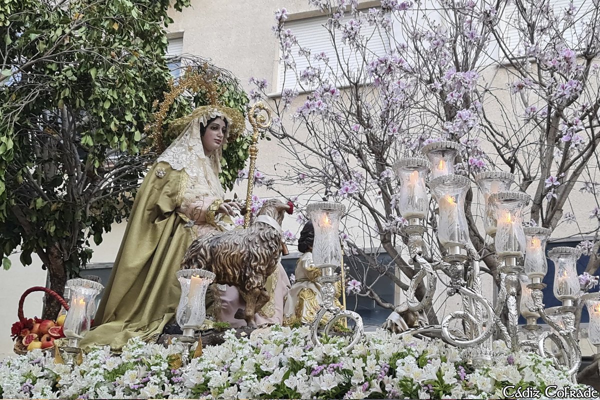 CONFRATERNIDAD Deseamos buena y fructífera salida procesional a los hermanos de la Madre del Buen Pastor @PastoradeTrille en el día de hoy. 📷 Cádiz Cofrade.