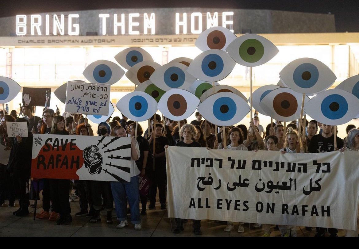 Demo for Gaza in Tel Aviv gestern, einige der selben Transparente wie an der FU. Was @starkwatzinger wohl dazu sagen würde?