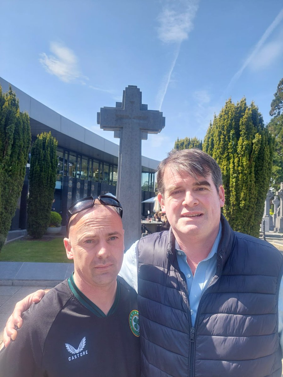 Michael Collins great grand nephew angus collins o' malley at the legends grave in glasnevin graveyard yesterday #IrelandBelongsToTheIrish  #IrelandisFull