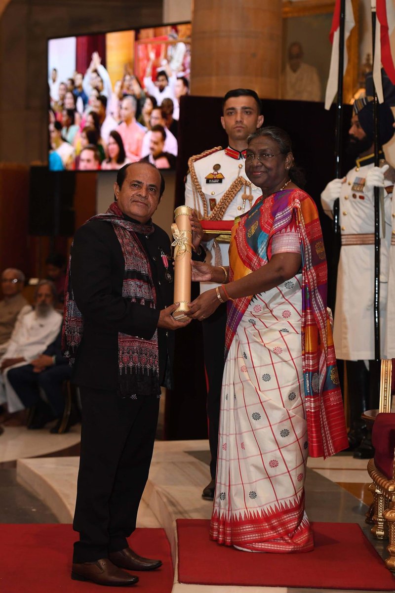 राजस्थान के लिए स्वर्णिम उपलब्धि..! मा. राष्ट्रपति श्रीमती द्रौपदी मुर्मु जी द्वारा आज नई दिल्ली में 'पद्म पुरस्कार-2024' के अंतर्गत मांड कला गायन के माध्यम से भारतीय कला-संस्कृति को विश्व पटल पर स्थापित करने वाले बीकानेर के मोहम्मद बंधु श्री अली मोहम्मद व गनी मोहम्मद जी…