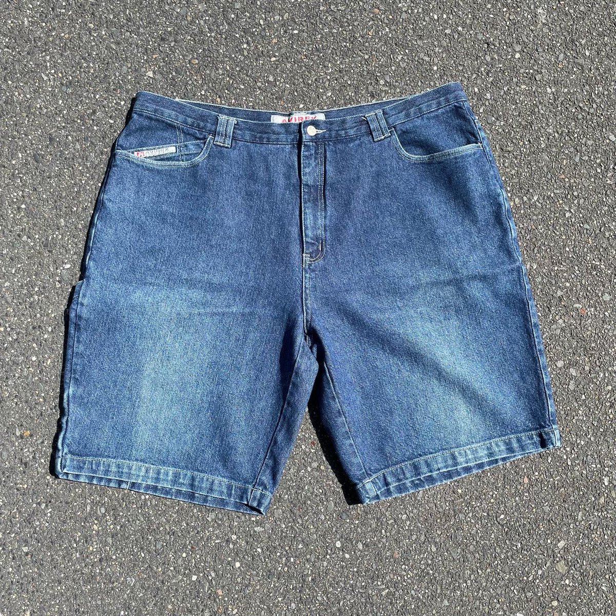 —-NEW ARRIVALS—-

AVIREX （Denim shorts）
<size> W44

・ウエスト 108
・股上　　 35
・股下　　 28
・ワタリ　 41
・裾幅　　 34

裾にブランドネームの刺繍があります！
見える部分にあります◎

写真の詳細はこちらから
↓↓↓
kanayashoten.base.shop/items/86214614