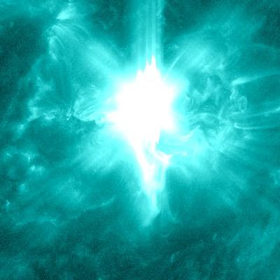 _SpaceWeather_'s tweet photo. Major X3.98 flare from sunspot region 3664
Follow live on https://t.co/3Xxrvc3cpA https://t.co/DbZIJRHL7i