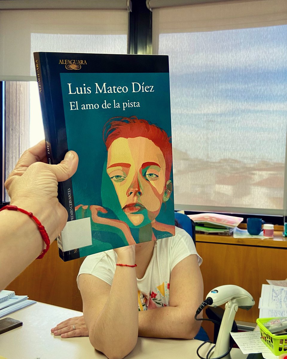 Viernes de #bookface! 
Hoy te traemos “El amo de la pista”, la nueva novela del galardonado Luis Mateo Díez, #PremioCervantes 2023.
Próximamente lo encontrareis disponible en le #SaladePréstamo.
#bpealbacete #bookfacefriday