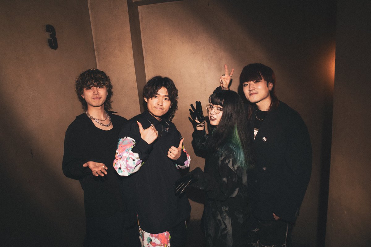 live_natalie_mu's tweet photo. ナタリー×AOI Pro. presents 
“Tani Yuuki × Chevon”

映像とコラボしたツーマンライブが終演しました。
後日、音楽ナタリーにてライブレポが公開予定。お楽しみに！

撮影：渡邉隼 https://t.co/TwSSEYG1jG