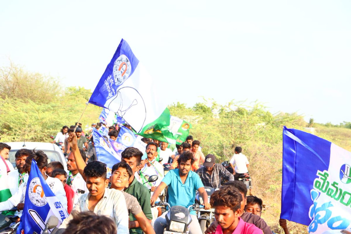 MekapatiYSRCP's tweet photo. ఈరోజు ఉదయగిరి మండలంలోని సంజీవరాజు పల్లే గ్రామంలో విజయ సంకల్ప యాత్రలో పాల్గొనడం జరిగింది.

#MekapatiRajaGopalReddy #RajaGopalReddy #MekapatiAbhinavReddy #UdayagiriConstituency #TeamMekapati #YSRCongressParty #YSRCPUdayagiri #Udayagiri #Nellore #Siddham #VoteForFan #VoteforRajanna https://t.co/EqjW7JcFx7