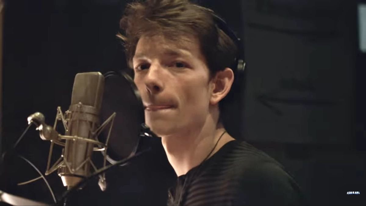 mike faist in a recording studio is something so special to me 🤲🏻 need him in a musical again :(