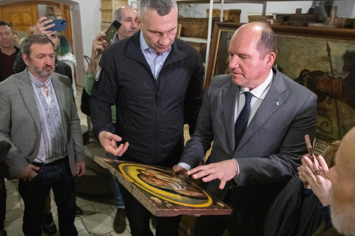 Le dpt Culture de @VilleBruxelles &son échevine @DelphineHouba ont financé un matériel qui permet la conservation des œuvres du musée Honchar, qui rassemble les œuvres populaires mettant en valeur l’identité ukrainienne. On a vu ces installations très utiles avec @Vitaliy_Klychko