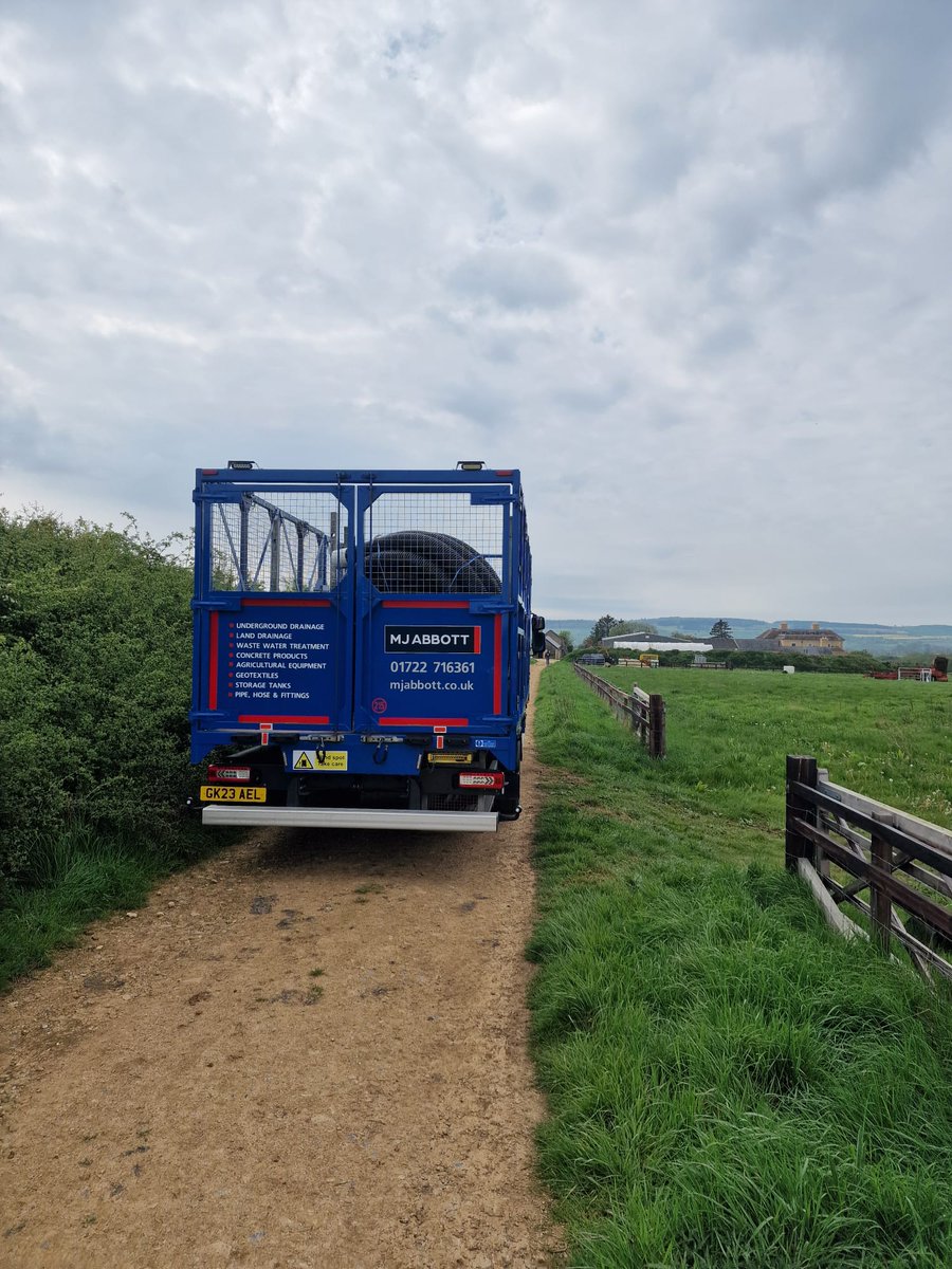 With @jeremyclarkson and Kaleb busy filming Clarkson's Farm, MJA driver Mike was happy to see the Lamborghini 🚜 and a busy @diddlysquatshop
whilst delivering some Twin Wall Pipes to the farm... #ClarksonsFarm3 #BackBritishFarming #DiddlySquatFarm #WaterEngineering #Drainage