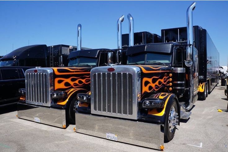 #FrontEndFriday 2 of the best. Peterbilt of course. 🔥🔥🧡🧡🧡