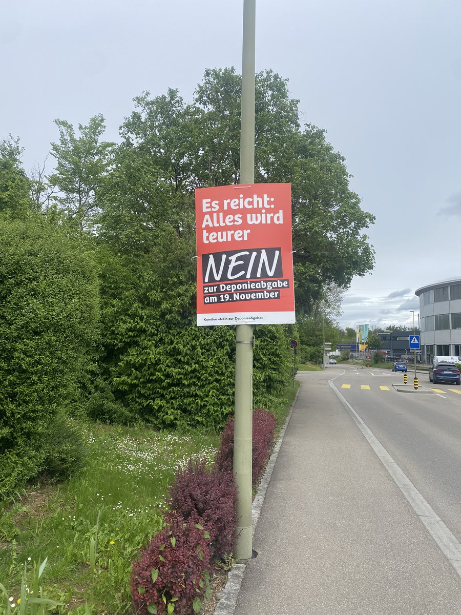 Es hält sich tapfer. Dieses Plakat hängt immer noch in Muttenz (nähe Pantheon). Die nächsten Abstimmungen sind schon bald, in rund einem Monat. Vielleicht wird es ja ersetzt.. #abstimmungen