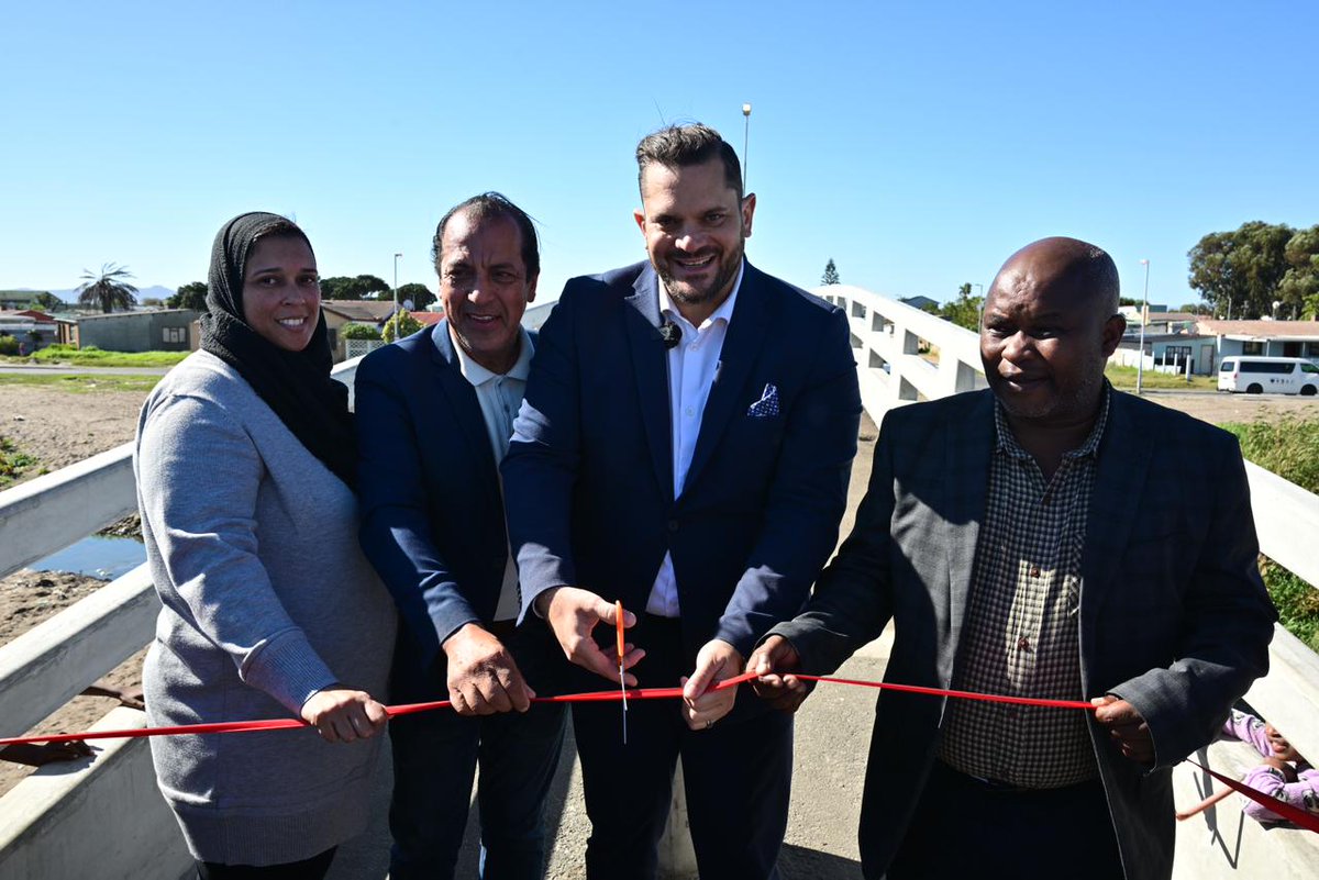 Cape Town's Vygekraal pedestrian bridge officially opens! The new bridge connects Kewtown and Bridgetown, providing a safe crossing for pedestrians, cyclists, and wheelchair users.

Read more: bit.ly/44yFegX

#CTNews #UrbanMobility