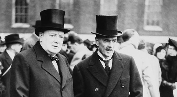#NumDiaComoHoje mas em 1940, Winston Churchill, primeiro-lorde do Almirantado, é convocado para substituir Neville Chamberlain como primeiro-ministro britânico, após a sua renúncia depois de ter perdido o voto de confiança na Câmara dos Comuns do Reino Unido.