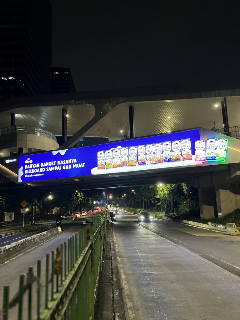 txtdrjkt's tweet image. Abis ngiter, ketemu billboards ini. Ngakak bgt billboardnya sampe gamuat😅