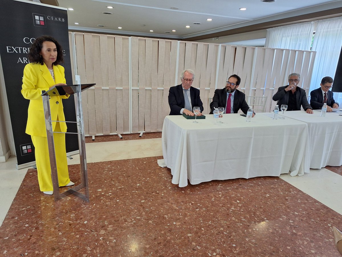 La Corte Extremeña de Arbitraje nombra socia de honor a la presidenta del <a href="/TSJEXT/">TSJ Extremadura</a>, María Félix Tena Aragón, por su promoción del arbitraje como alternativa a la resolución de conflictos.