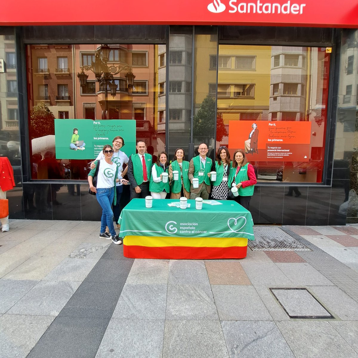 Gracias al grupo de voluntariado del Banco Santander de la calle Uría de Oviedo, por su colaboración de ayer, en Día de Cuestación. 👏💚 #contraelcáncerasturias #cuestaciónasturias #asturias