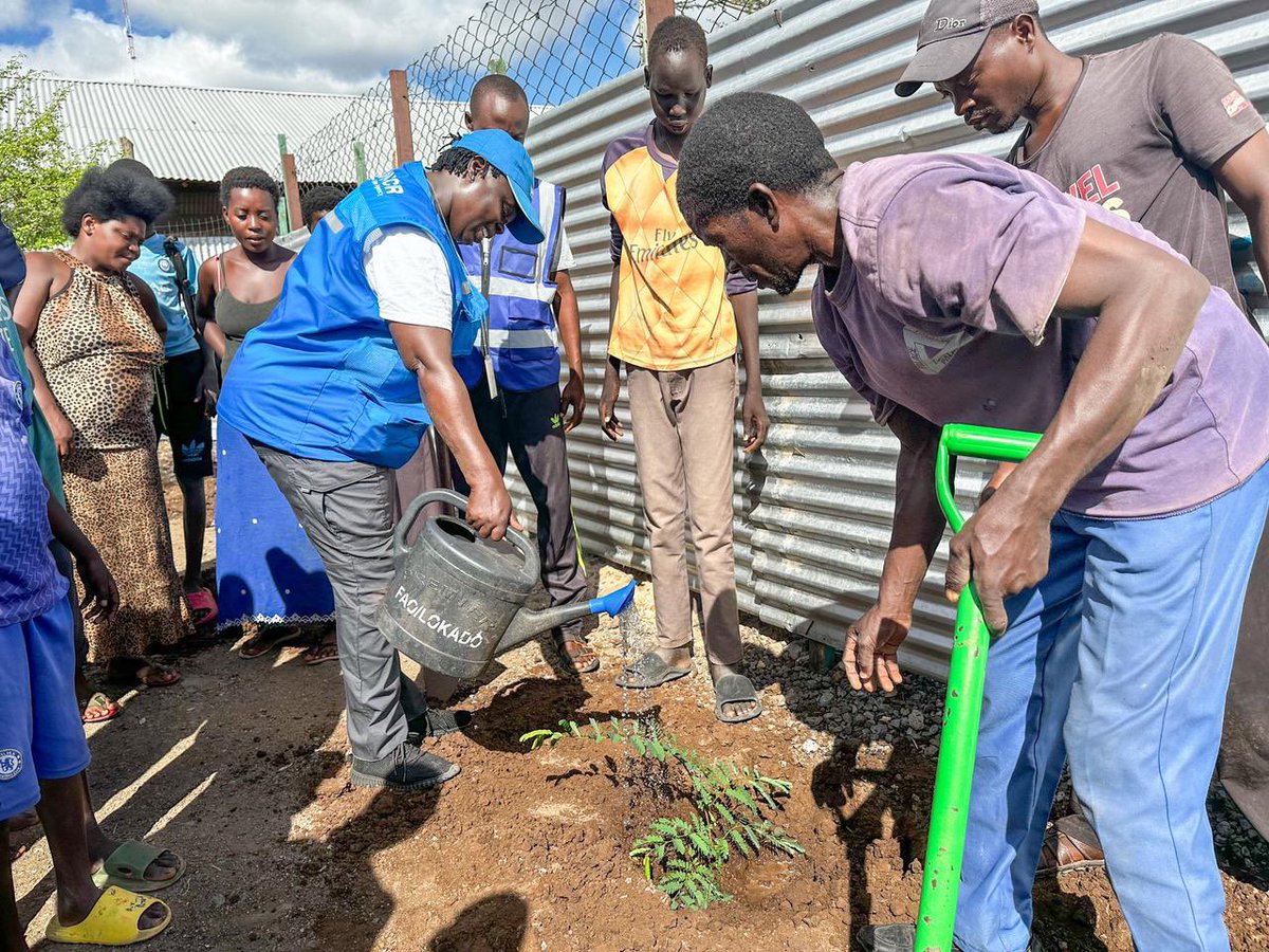 🌱 Very proud to see our team in action, planting over 600 trees in Kakuma and Kalobeyei. UNHCR stands in solidarity with the people of Kenya and @govtofkenya to remember the lives tragically lost to the recent floods. #TreePlantingDay