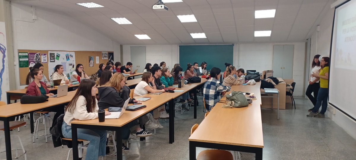 FASI_Fundacio's tweet photo. 🎓 Sessió informativa amb les alumnes d'Educació Social de la UAB on hem explicat el funcionament de les Cases d'Infants. Una xerrada molt interessant que ha dinamitzat la creació de diversos debats molt enriquidors.
@EducacioUAB @UABBarcelona
#Casesdinfants #UAB https://t.co/CWpbpnunXB