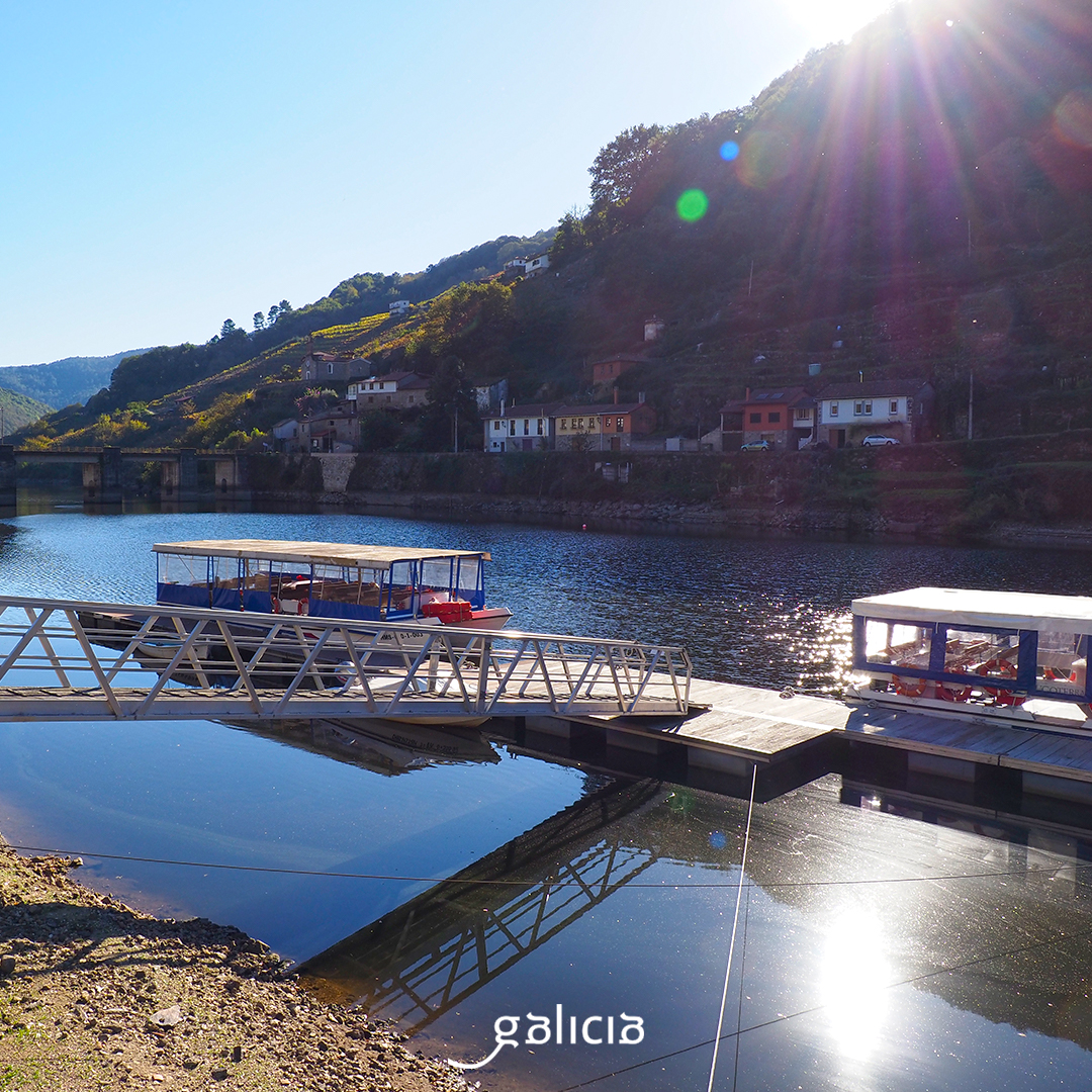 🛥️ ¡En tus próximas vacaciones, embárcate por la Ribeira Sacra! Sus rutas fluviales por el embalse de Santo Estevo, en el cañón del Sil, y el de Os Peares por Cabo do Mundo, en el Miño, son siempre un gran plan. ¡Planifica ya tu viaje! #Galicia #PídecheGalicia #Ourense