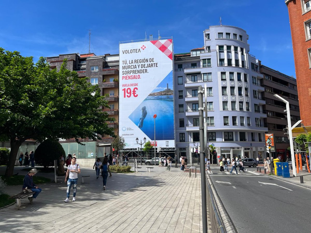 ✈️ Nueva acción de marketing espectacular junto a la aerolínea @volotea promocionando la conectividad aérea directa con la #Regióndemurcia en #Bilbao. 📍

😉 'Tú, la Región de Murcia y dejarte sorprender. Piénsalo'.

#TurismoRegióndeMurcia #CostaCálida