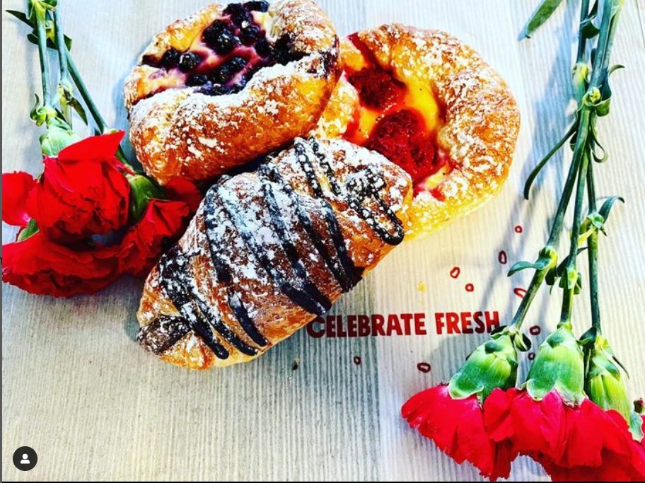 barriecobs's tweet photo. Baked goods and flowers - the perfect combination for #mothersday. @cobsbigbaypoint and @lavenderfloral have partnered. The first 100 customers to visit us on Sunday May 12th with a min $20 purchase will get a min bouquet of flowers. While supplies last. https://t.co/XQLVjm1FRU