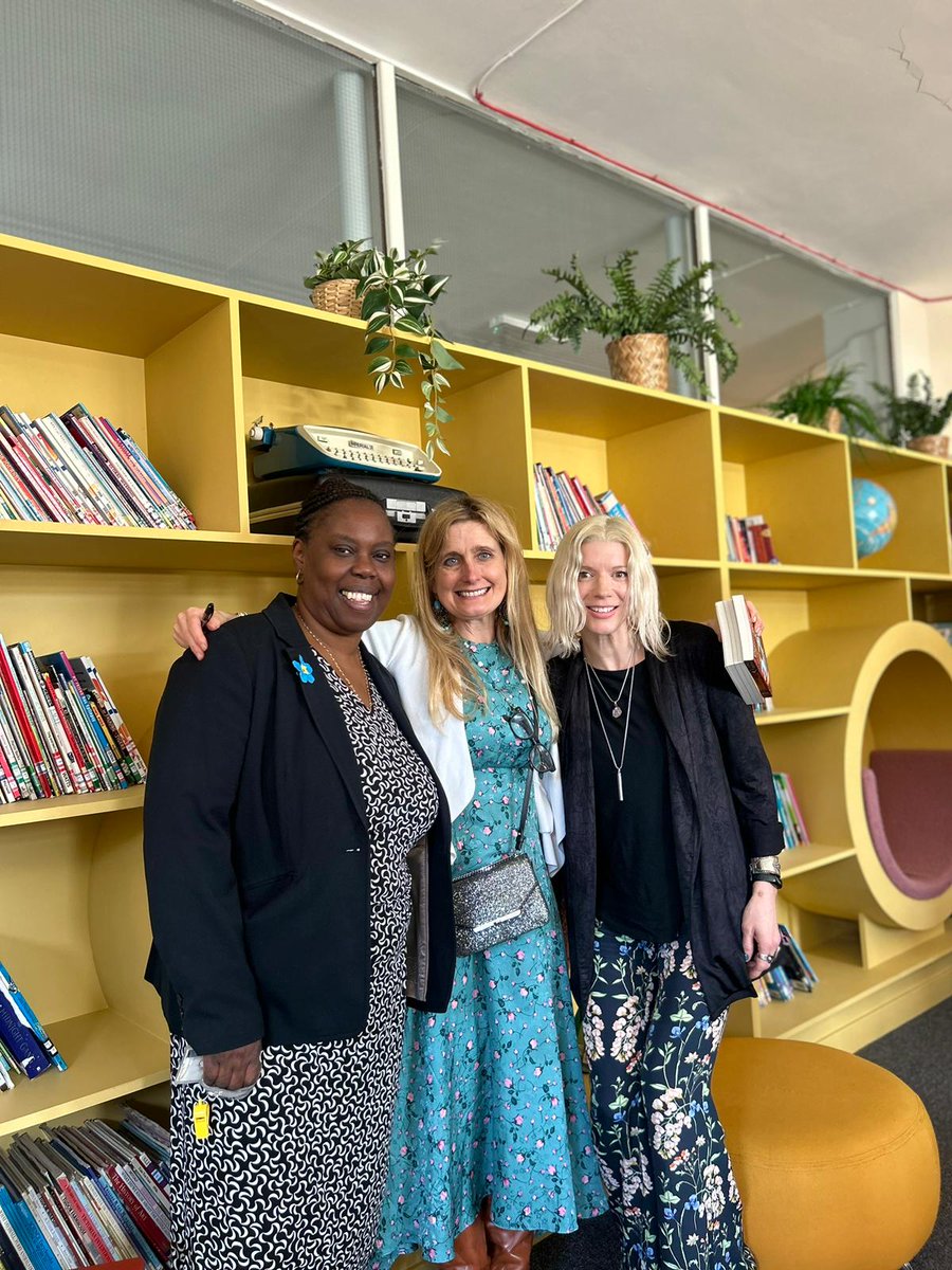 Magical moments at @Rokeslyjunior School! 📚✨ The talented @CressidaCowell , author of the beloved How to Train Your Dragon series made a trip down to #Haringey ❤️ Thank you for sharing your magic and signing everyone's book 📖 ✏️