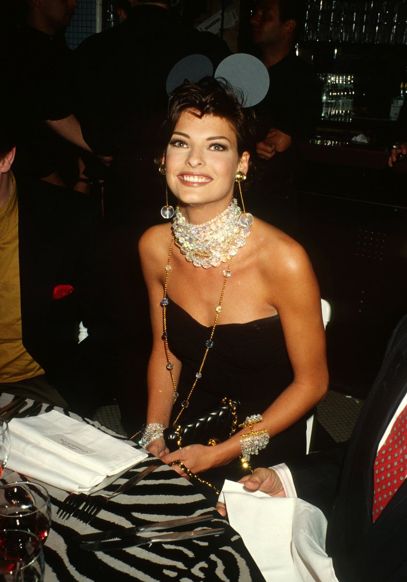 Happy birthday Linda Evangelista! In honor of the supermodel's birthday, look back at her history of iconic red carpet looks: bit.ly/4btO69R