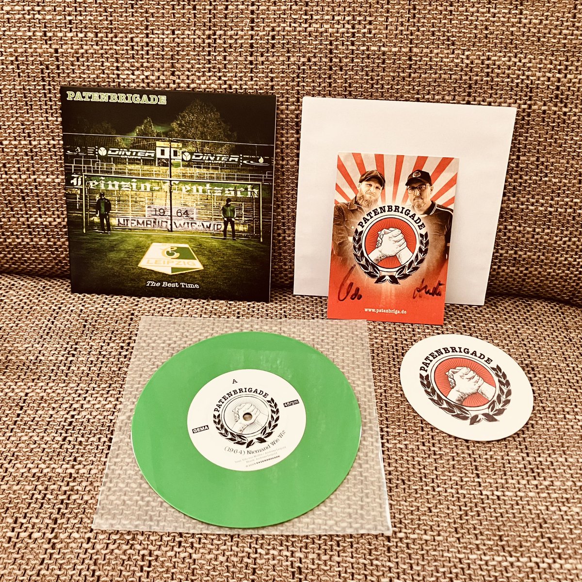Heute Abend im <a href="/FelsenkellerLE/">Felsenkeller Leipzig</a> kann die Vinylsingle mit unserem Chemie Leipzig-Song “(19 6 4) Niemand Wie Wir” für einen schmalen Taler bei uns käuflich erworben werben. 
#niemandwiewir
#patenbrigade
#chemieleipzig