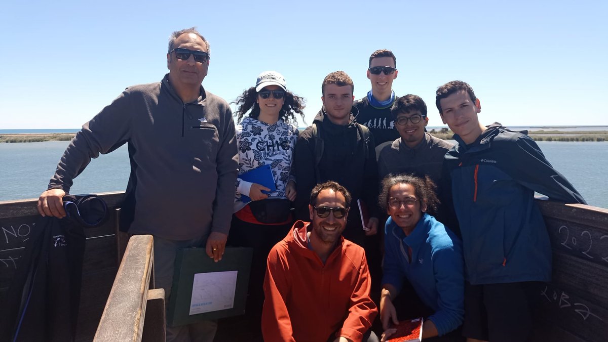 geologiaub's tweet photo. Aquesta setmana, els alumnes de 4t del grau de Geologia ⛏️ (@unibarcelona) han visitat el #DeltadelEbre per conèixer de primera ma l’evolució geològica i les problemàtiques actuals d’un espai singular.
#GeologiaMarina #SortidesdeCamp https://t.co/QS65X4vbj7