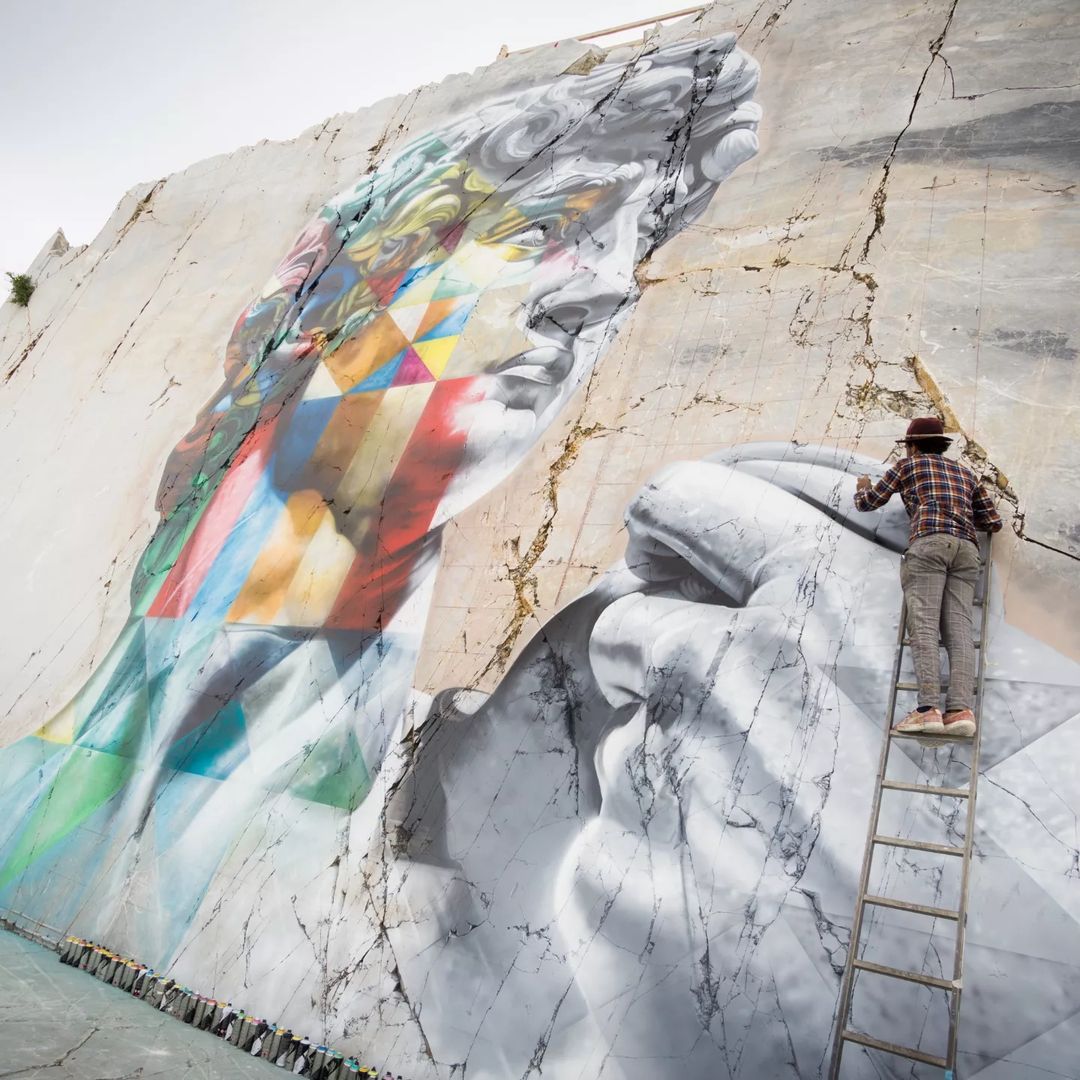 Did you know that #Massa and #Carrara have murals and graffiti art? A well-known work is 'David looking at the moon', but there are many others to discover 👉 bit.ly/Apuan-Riviera-… 📸 IG visitrivieraapuana