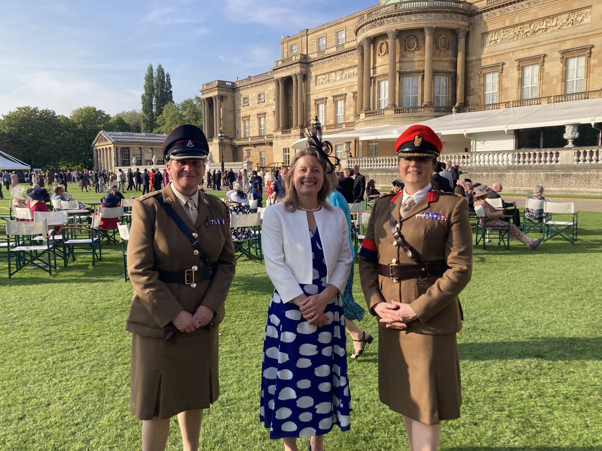 We couldn't have asked for better weather at #buckinghampalace at HM's 1st garden party this year. Delighted to meet up with some of my old Regiment the #RoyalMilitaryPolice @BritishArmy