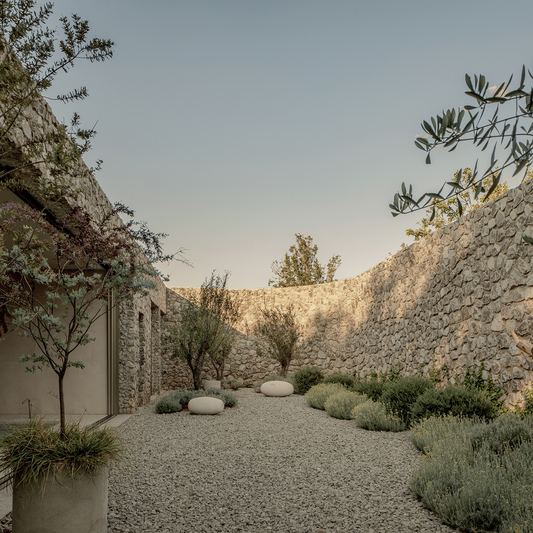 #House 28.0855 draws inspiration from rustic Mexican estates, employing dry stone walls as fundamental elements. The use of #stone, sourced locally, not only anchors the structure but also minimizes carbon emissions. ow.ly/VrCT50RB9I0