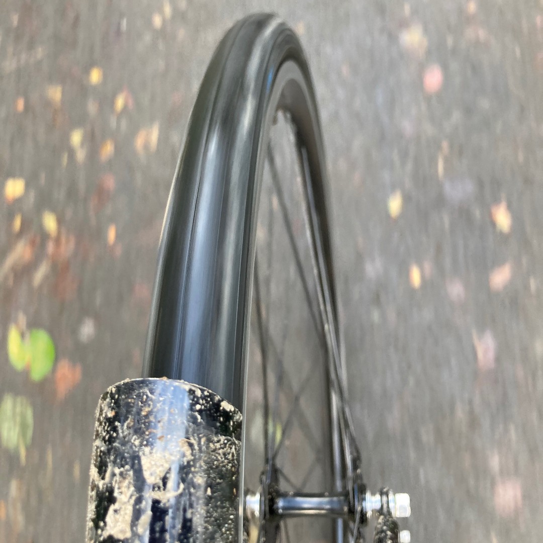 Explore our four-season road tyre test! 🚴‍♂️ Biking year round demands tough, grippy tires. Dan Joyce, Cycle mag editor, tested four pairs. How tough is tough enough? Find out: cyclinguk.org/group-test-fou…