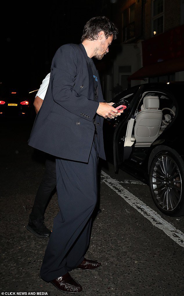 Harry saliendo de una cena en Londres recientemente!