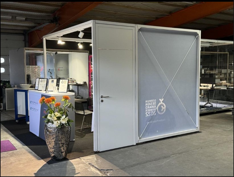Jetzt neu: Die 84expo Systemtür mit Magnetschließung lässt sich sowohl nach innen als auch nach außen öffnen. Die neuen Diagonalverbände gibt es jetzt auch in weiß! 
84expo.de
#messebau #standdesign #systemtuer #ohneanschlag #weisseprofile #84expo #iconmessebau