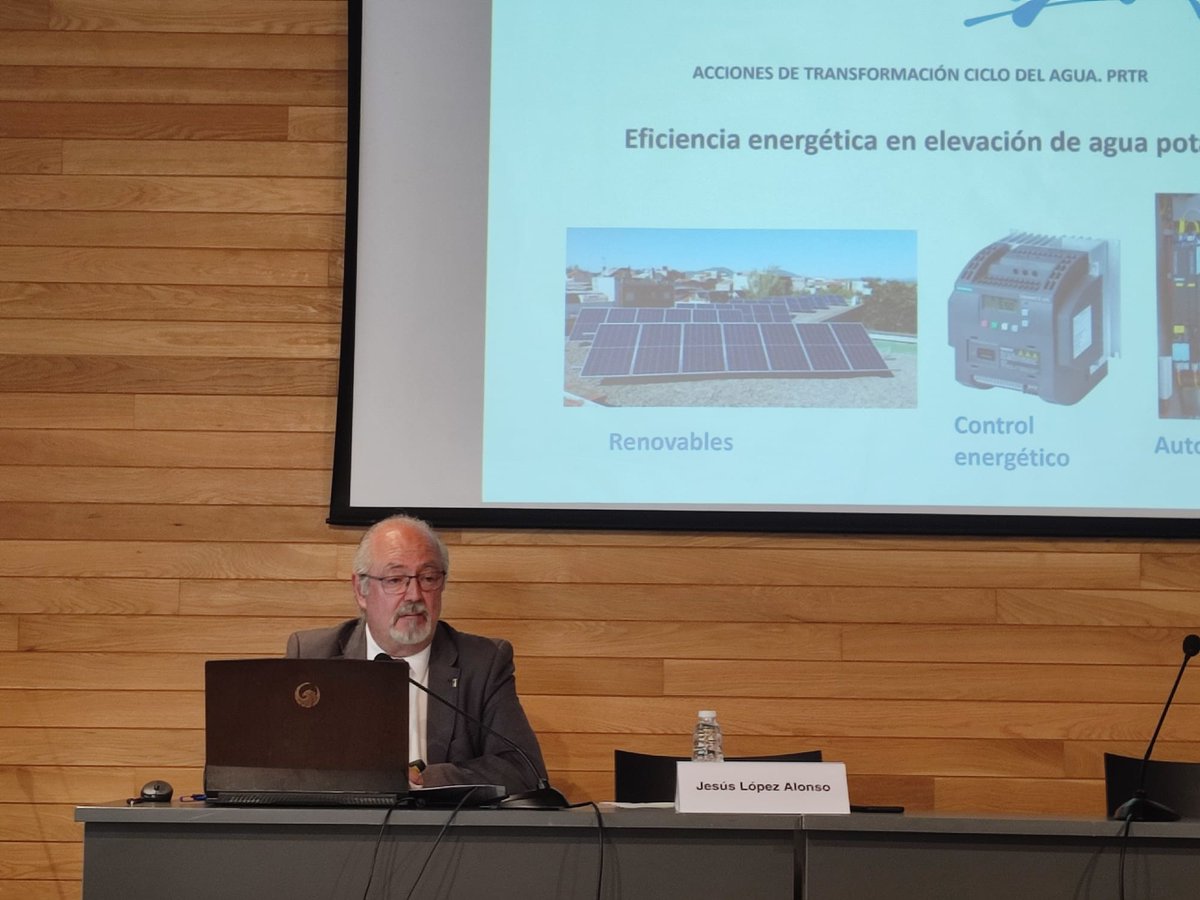 🌊🚰| El concejal de #MedioAmbiente, @jlopezalo, ha participado esta tarde en el foro ‘El ciclo integral del agua en el ámbito municipal’, celebrado en el #EspacioLagares, con una ponencia sobre el proyecto del Ayuntamiento referente a la digitalización y mejora del ciclo agua.