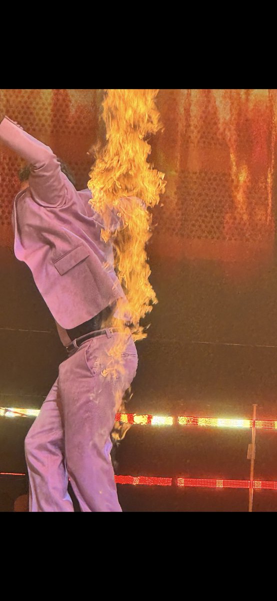 jwendy424's tweet photo. @takethat Such a fab night on Tuesday Howard looks like his pants are on fire with this picture I took lol 😂 https://t.co/Bacr2sgl98