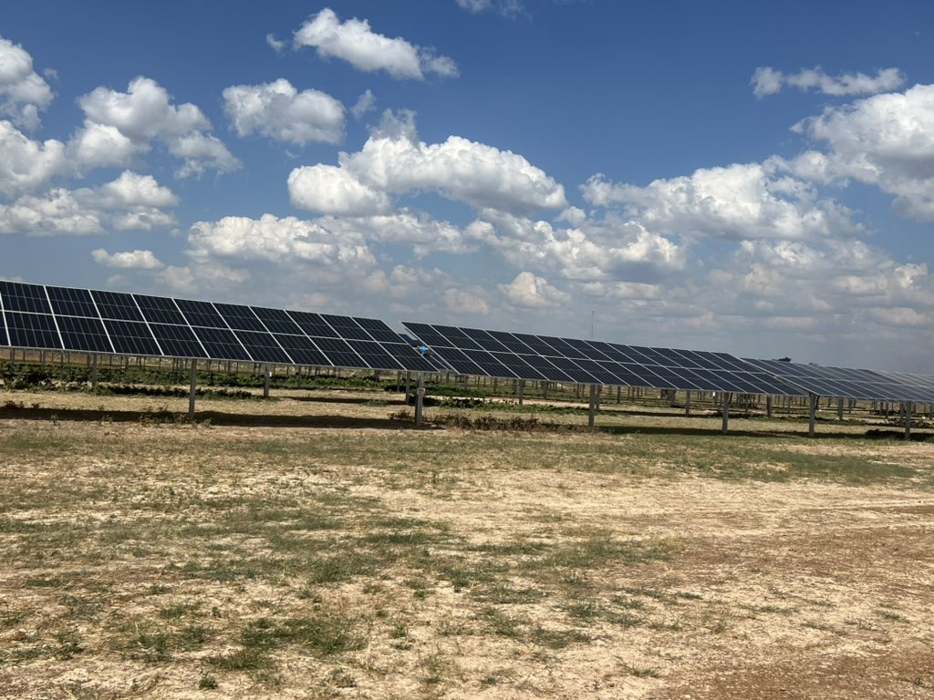 Énergie : Près de 4400 panneaux photovoltaïques de 550w sont installés sur ce site. La centrale est équipée d’un système de tracker qui permet aux panneaux de suivre le mouvement du soleil. Ceci permet d’augmenter la production de 15%